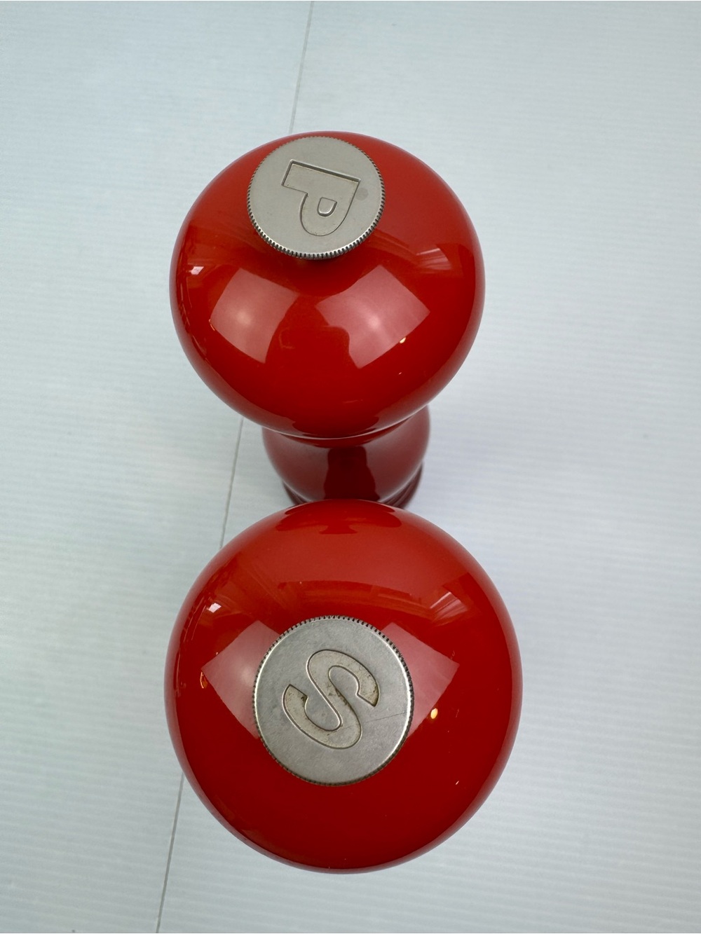 Le Creuset Salt and Pepper Mill Set of 2 Cerise Red 8" Classic Grinder - Picture 8 of 10